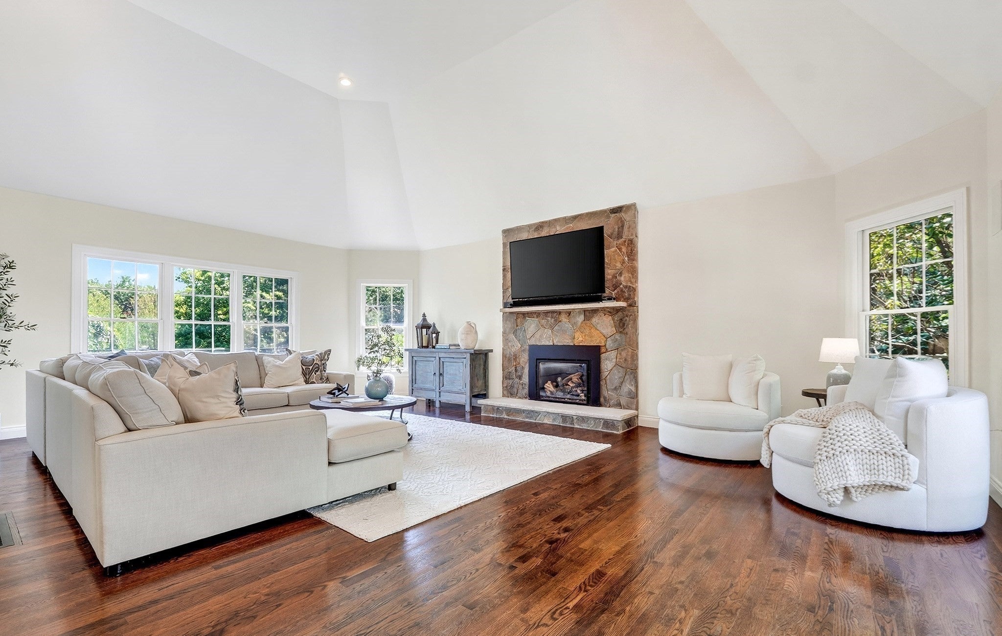 2 Goldman Cir, Bedford, MA Photo #7