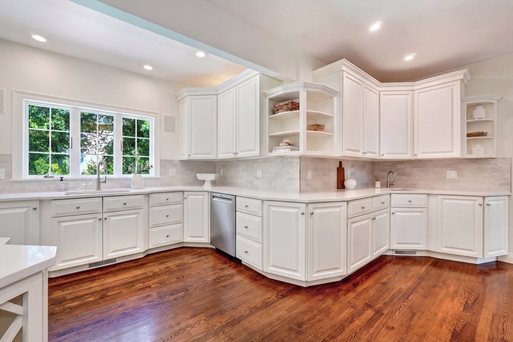 2 Goldman Cir, Bedford, MA, 2 Goldman Cir, Bedford, MA Photo #8