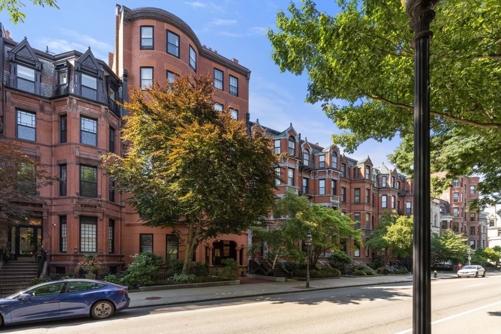 Click for 290 Commonwealth Ave #A, Boston, MA slideshow