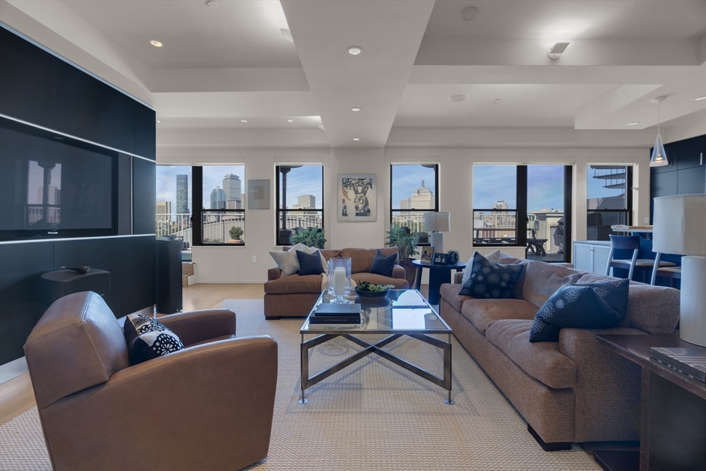 1166 Washington St 704-6