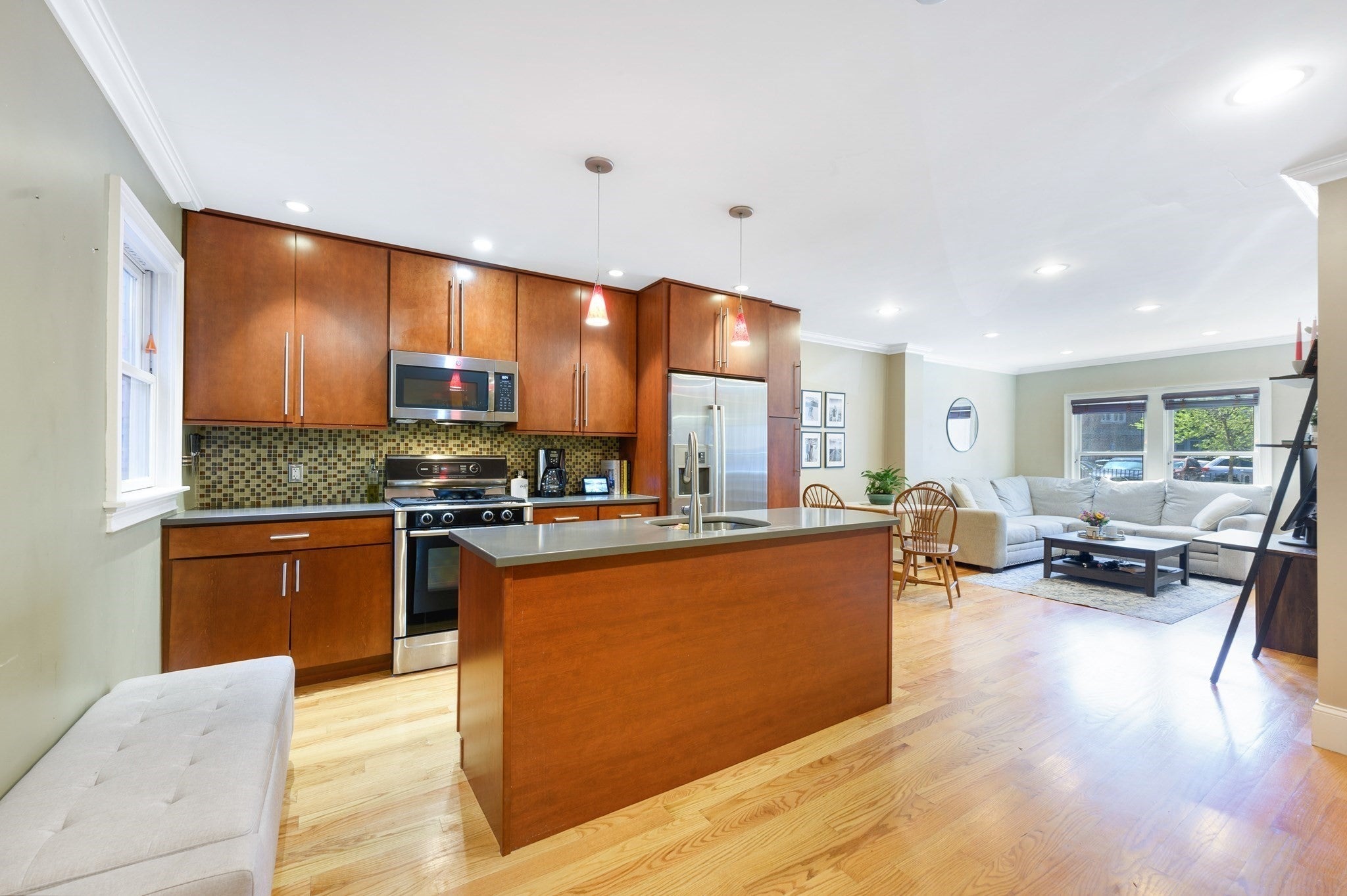 208-210 W 7th St