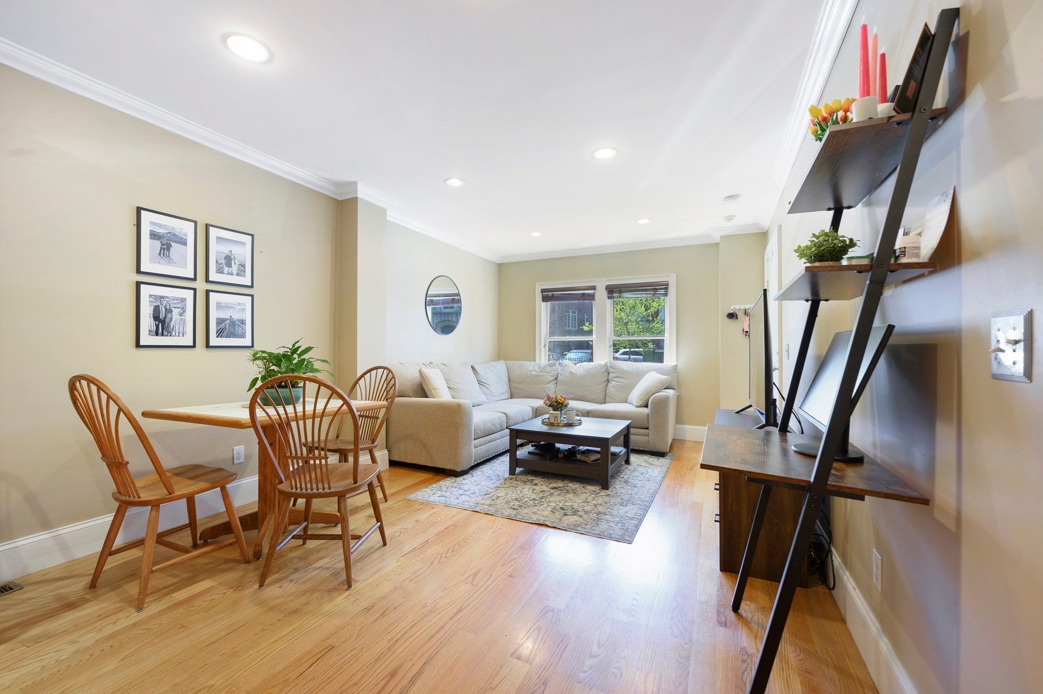 208-210 W 7th St 1