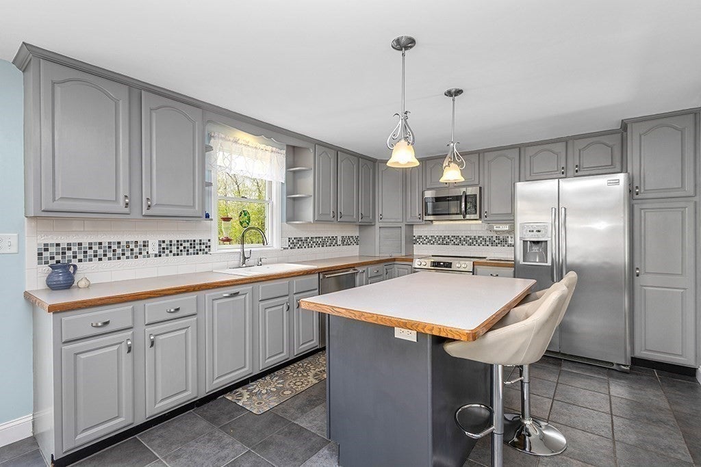 2 Howard Ln, Lakeville, MA Photo #5