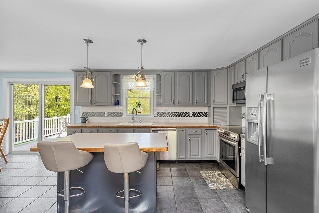 2 Howard Ln, Lakeville, MA Photo #7