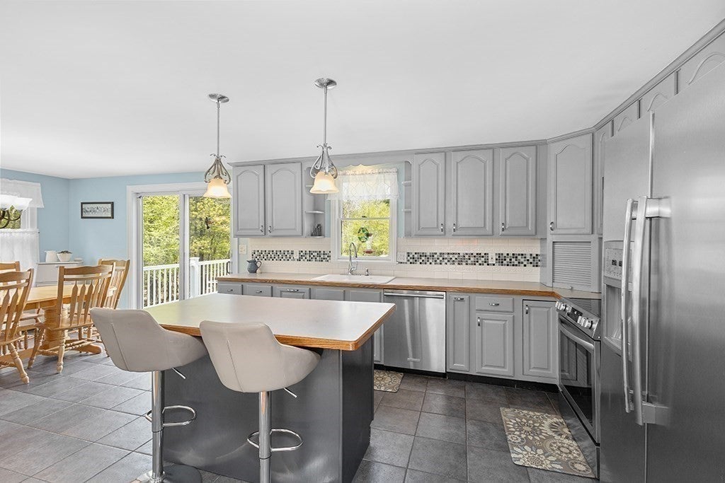 2 Howard Ln, Lakeville, MA Photo #8