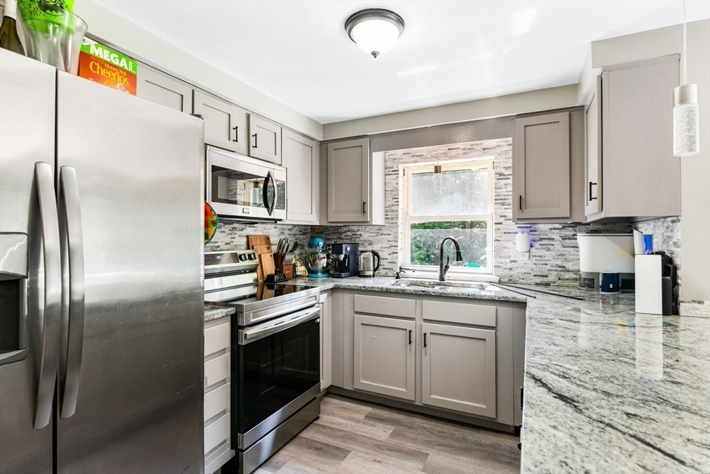 19 Jade CT, Derry, NH Photo #14