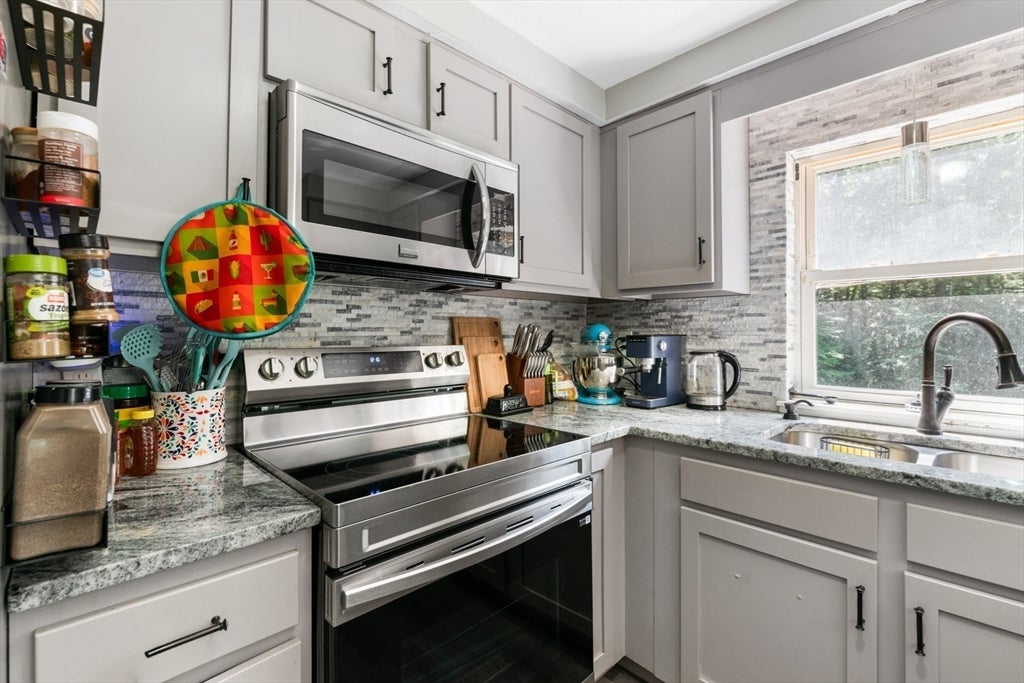 19 Jade CT, Derry, NH Photo #16
