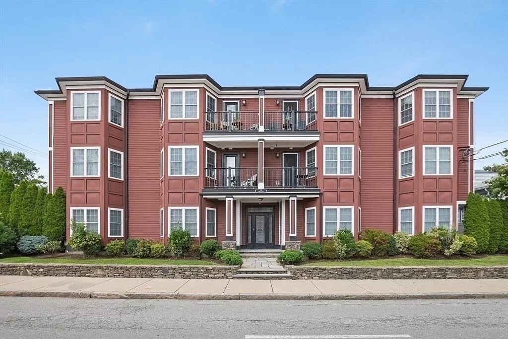 32 Common St #3-4, Waltham, MA Photo #1