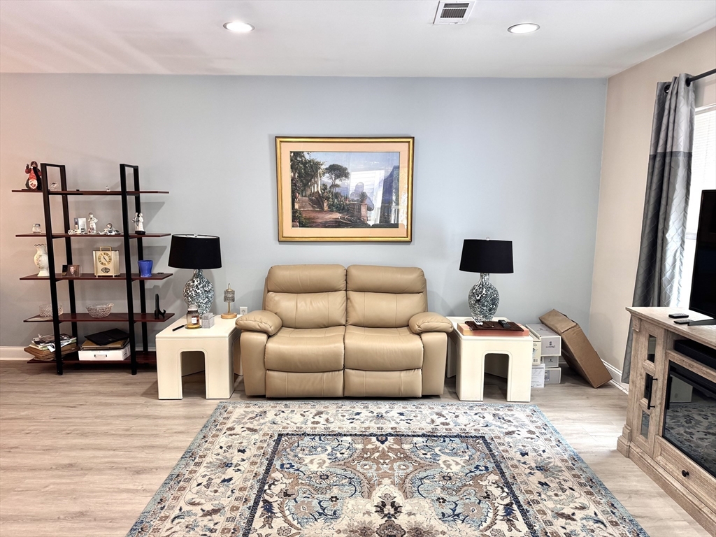 906 Alder Way 906