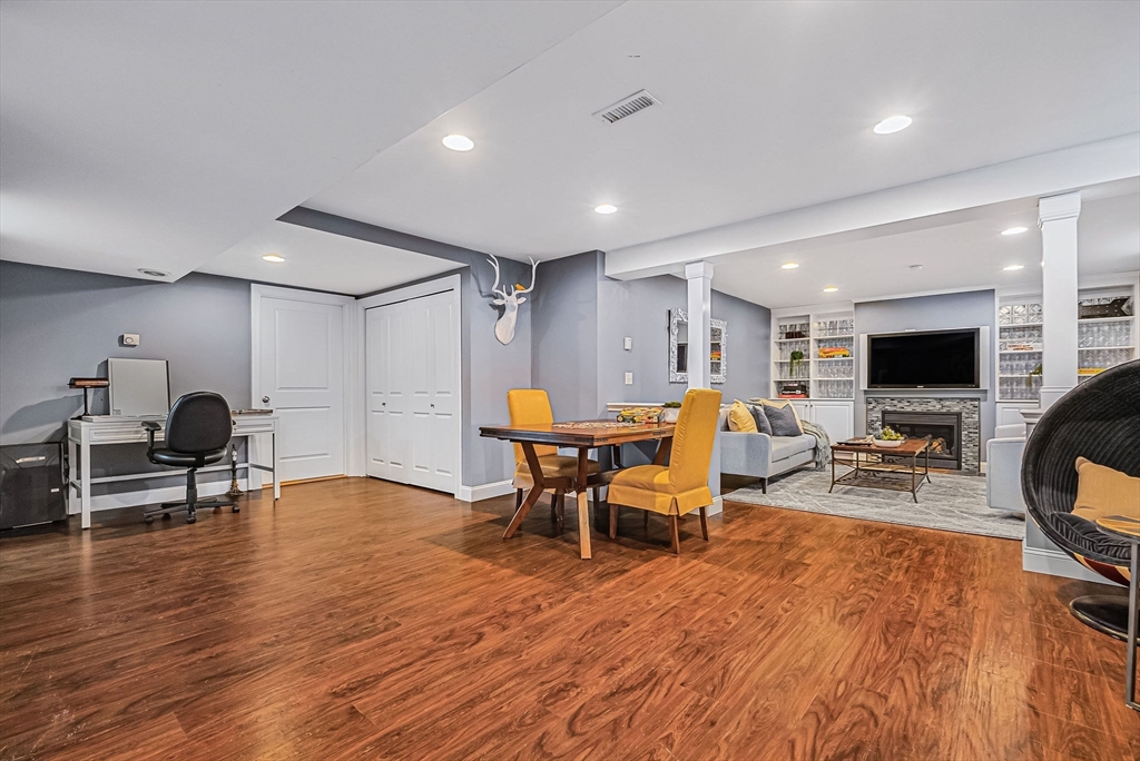 Needham, Massachusetts 02492, United States, 5 Bedrooms Bedrooms, ,5 BathroomsBathrooms,Residential,Pending,82413