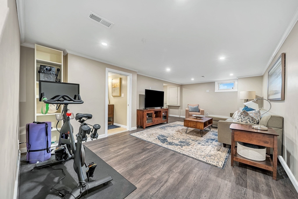 Needham, Massachusetts 02494, United States, 3 Bedrooms Bedrooms, ,2 BathroomsBathrooms,Residential,Active,239004