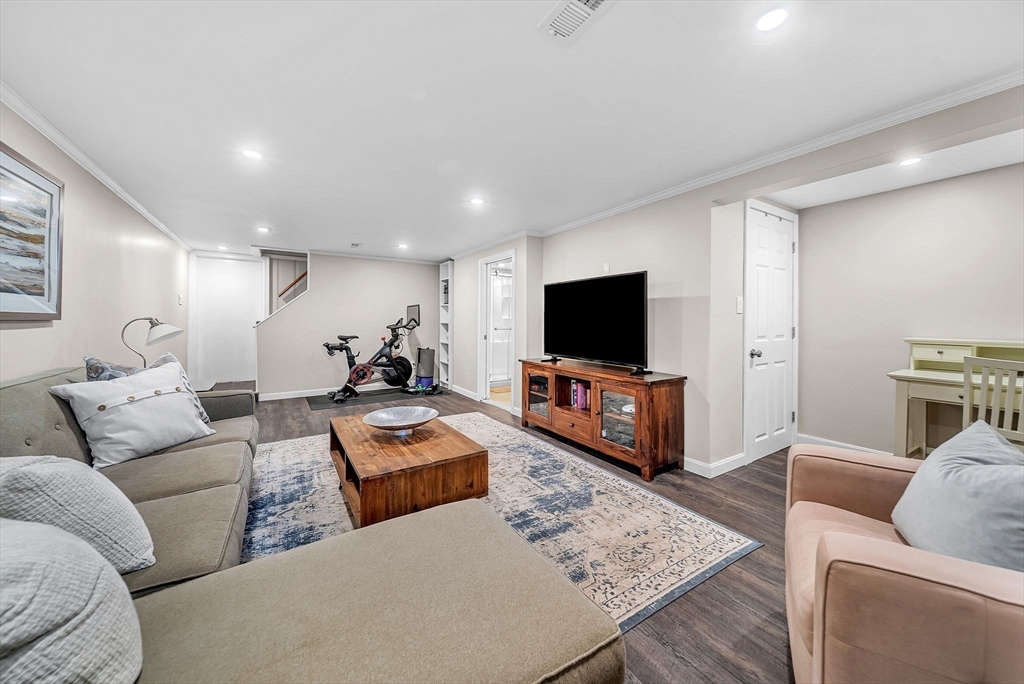 Needham, Massachusetts 02494, United States, 3 Bedrooms Bedrooms, ,2 BathroomsBathrooms,Residential,Active,239004