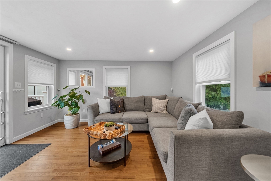 Needham, Massachusetts 02494, United States, 3 Bedrooms Bedrooms, ,2 BathroomsBathrooms,Residential,Active,239004