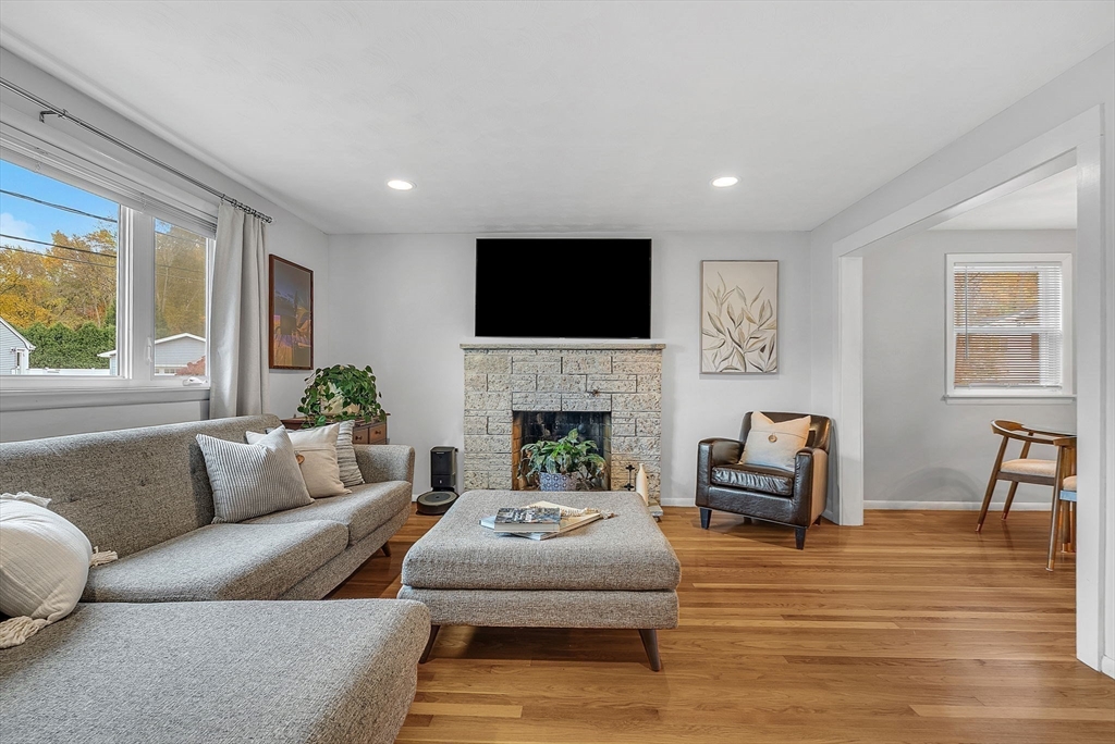 Needham, Massachusetts 02494, United States, 3 Bedrooms Bedrooms, ,2 BathroomsBathrooms,Residential,Active,239004