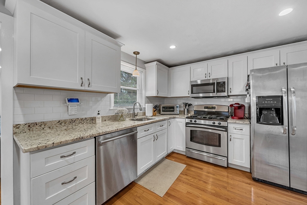 Needham, Massachusetts 02494, United States, 3 Bedrooms Bedrooms, ,2 BathroomsBathrooms,Residential,Active,239004