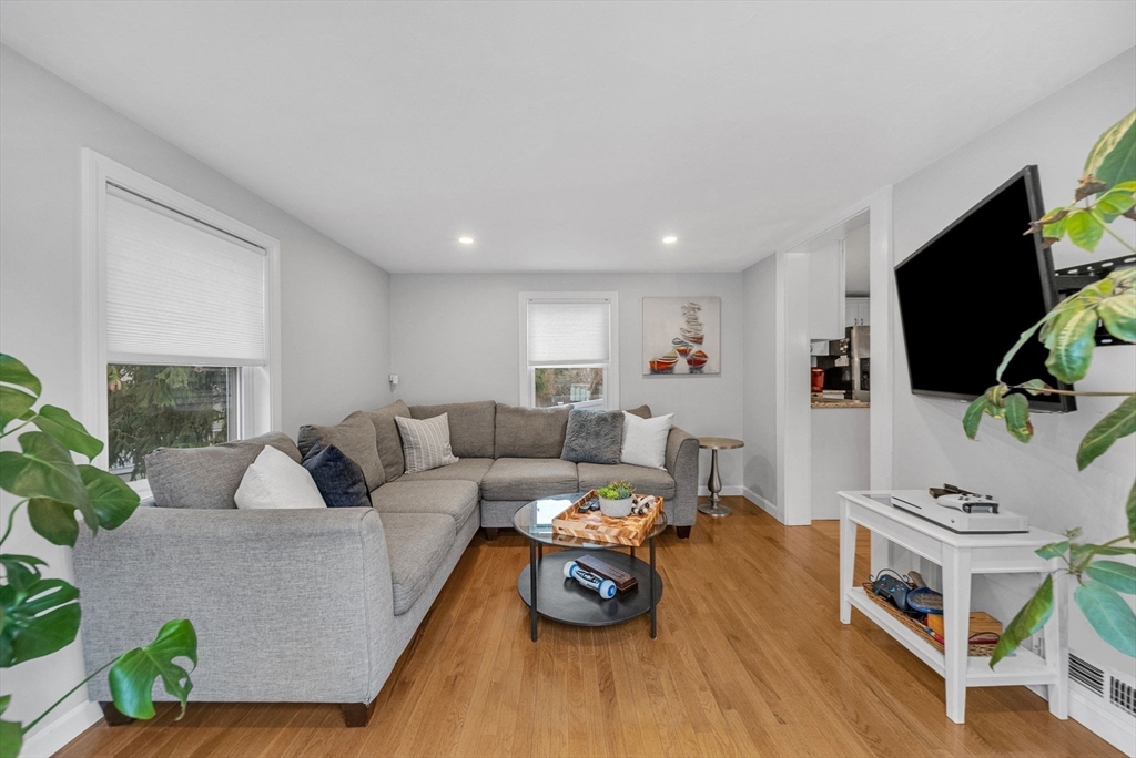 Needham, Massachusetts 02494, United States, 3 Bedrooms Bedrooms, ,2 BathroomsBathrooms,Residential,Active,239004