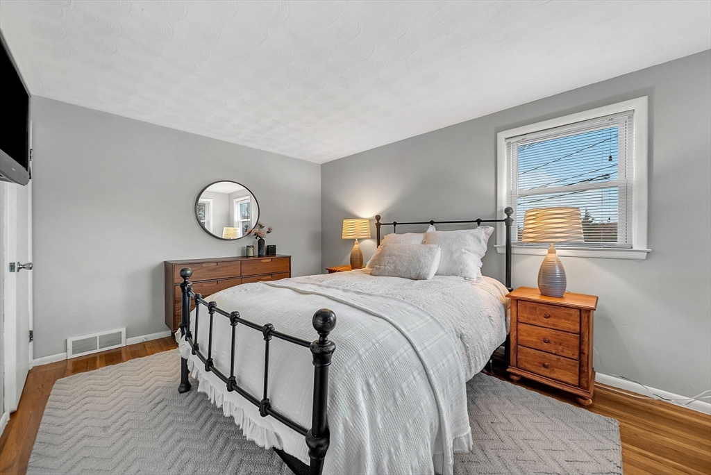 Needham, Massachusetts 02494, United States, 3 Bedrooms Bedrooms, ,2 BathroomsBathrooms,Residential,Active,239004