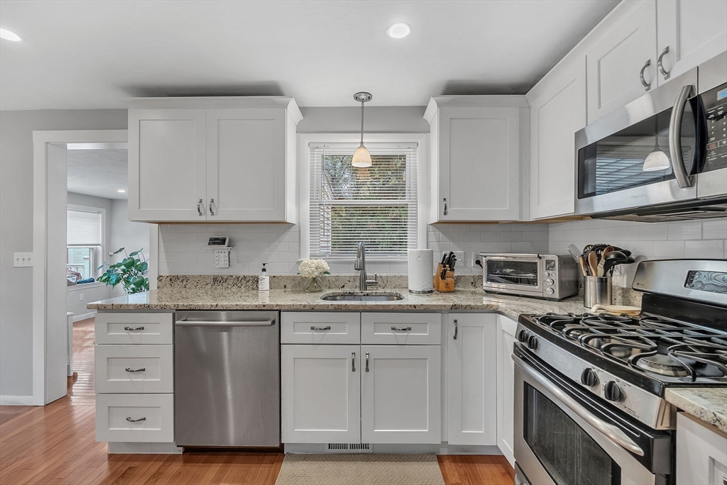 Needham, Massachusetts 02494, United States, 3 Bedrooms Bedrooms, ,2 BathroomsBathrooms,Residential,Active,239004