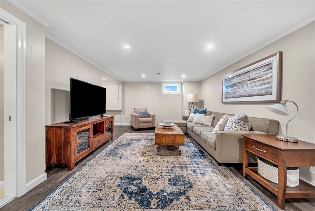 Needham, Massachusetts 02494, United States, 3 Bedrooms Bedrooms, ,2 BathroomsBathrooms,Residential,Active,239004