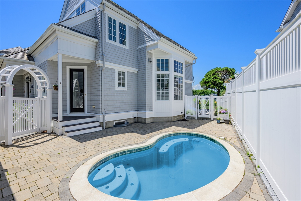 129 Shore Dr W