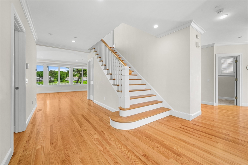 129 Shore Dr W
