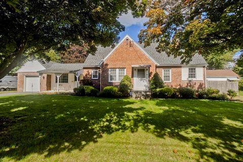 14 Greenacre Ln Agawam MA 01001