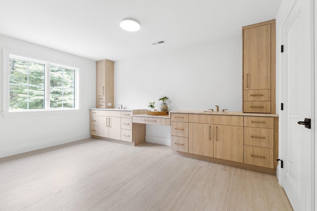 Natick, Massachusetts 01760, United States, 6 Bedrooms Bedrooms, ,6 BathroomsBathrooms,Residential,Pending,204691