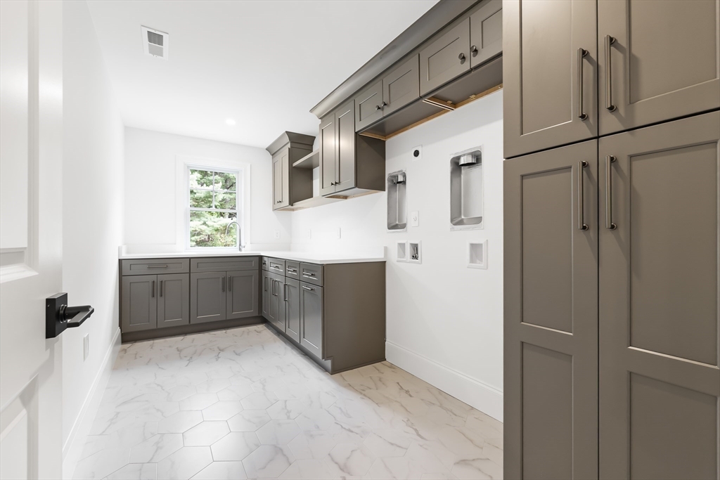 Natick, Massachusetts 01760, United States, 6 Bedrooms Bedrooms, ,6 BathroomsBathrooms,Residential,Pending,204691