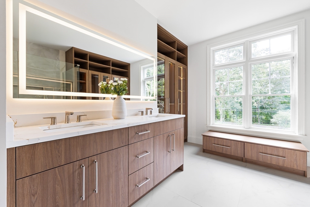 Natick, Massachusetts 01760, United States, 6 Bedrooms Bedrooms, ,6 BathroomsBathrooms,Residential,Pending,204691