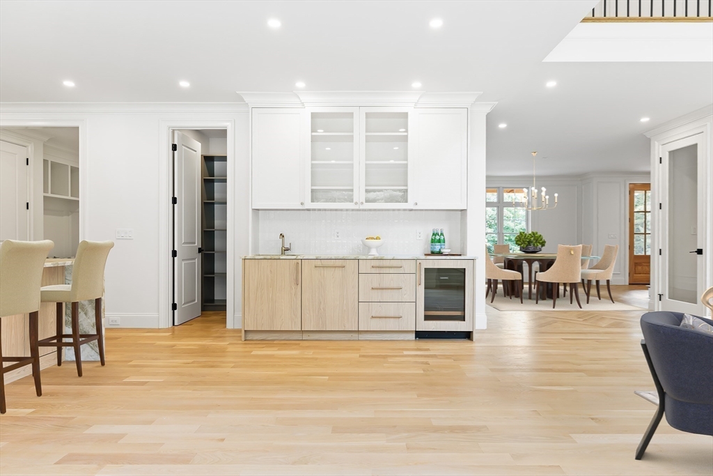 Natick, Massachusetts 01760, United States, 6 Bedrooms Bedrooms, ,6 BathroomsBathrooms,Residential,Pending,204691