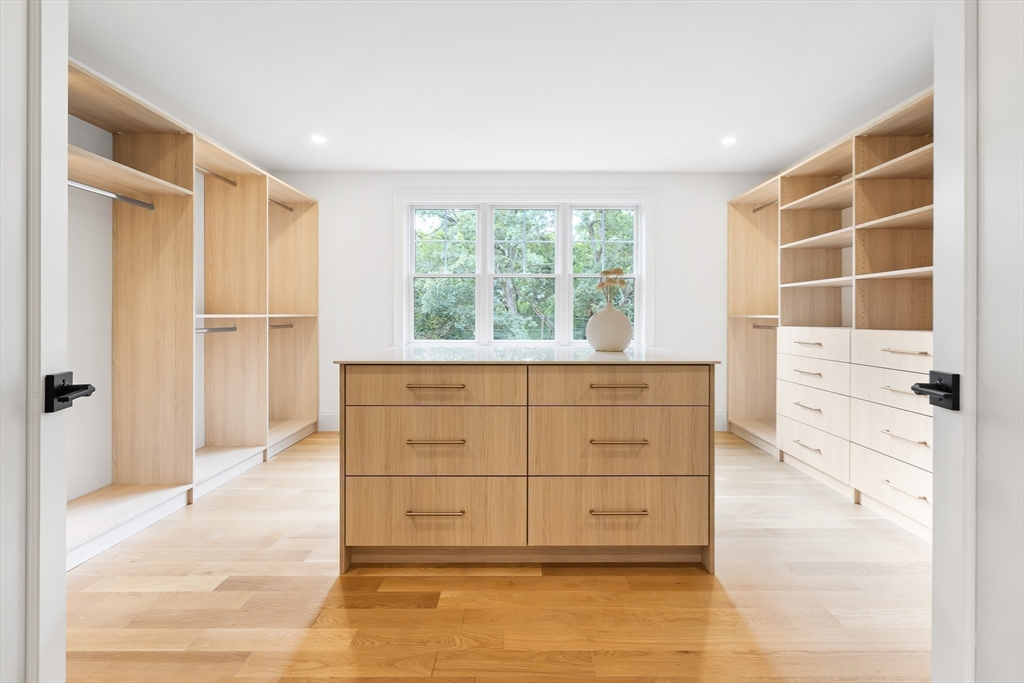 Natick, Massachusetts 01760, United States, 6 Bedrooms Bedrooms, ,6 BathroomsBathrooms,Residential,Pending,204691