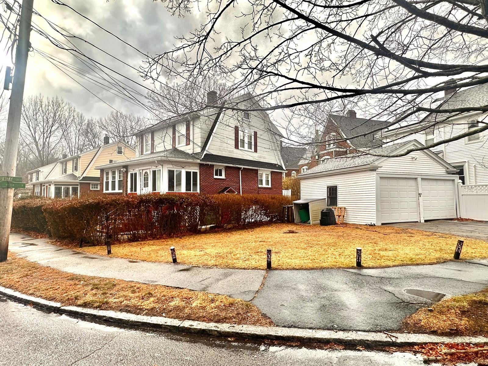 7 Parkway Cres