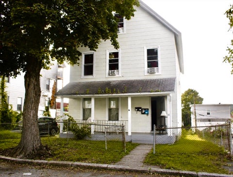 Photo of 10 Hollywood St, Worcester, MA 01610 (MLS # 73570193)