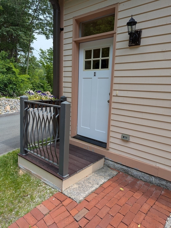 352 Manchaug Rd 1