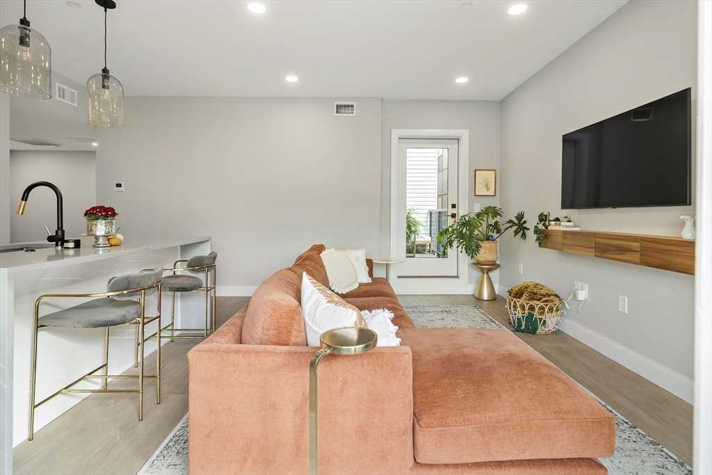 277 Border Street 204