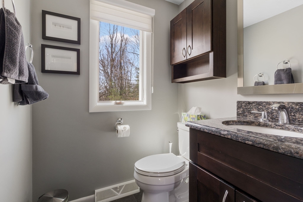 Sharon, Massachusetts 02067, United States, 3 Bedrooms Bedrooms, ,3 BathroomsBathrooms,Residential,Pending,105540