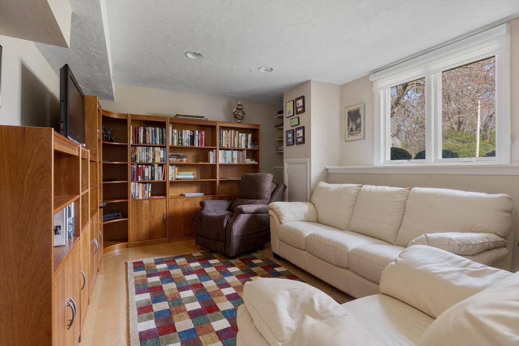 Sharon, Massachusetts 02067, United States, 3 Bedrooms Bedrooms, ,3 BathroomsBathrooms,Residential,Pending,105540