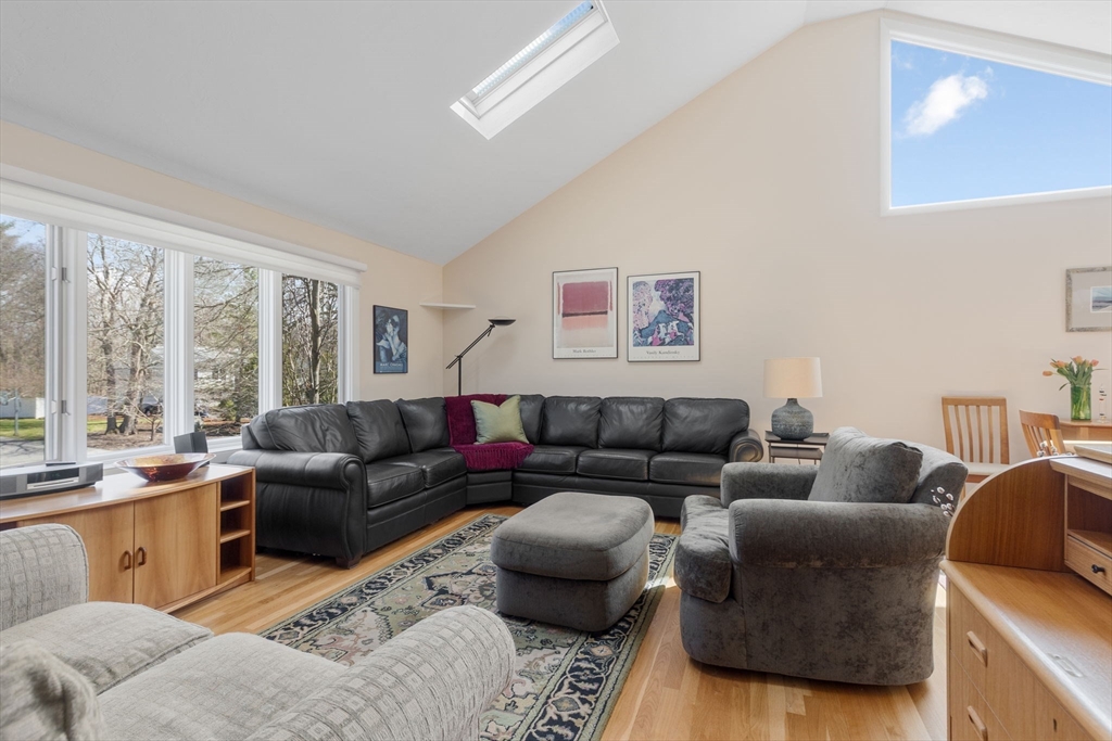 Sharon, Massachusetts 02067, United States, 3 Bedrooms Bedrooms, ,3 BathroomsBathrooms,Residential,Pending,105540