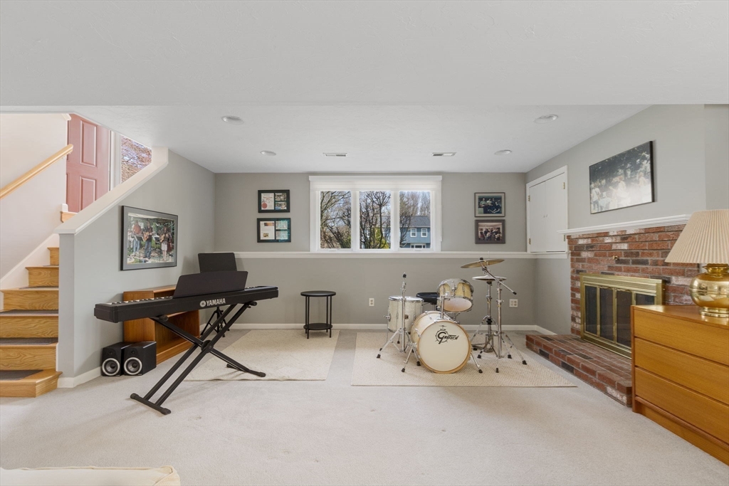 Sharon, Massachusetts 02067, United States, 3 Bedrooms Bedrooms, ,3 BathroomsBathrooms,Residential,Pending,105540