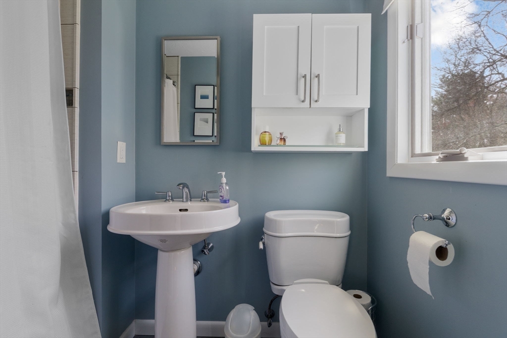 Sharon, Massachusetts 02067, United States, 3 Bedrooms Bedrooms, ,3 BathroomsBathrooms,Residential,Pending,105540