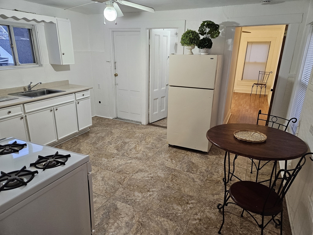 Framingham, Massachusetts 01702, United States, 2 Bedrooms Bedrooms, ,1 BathroomBathrooms,Residential,Active,82761