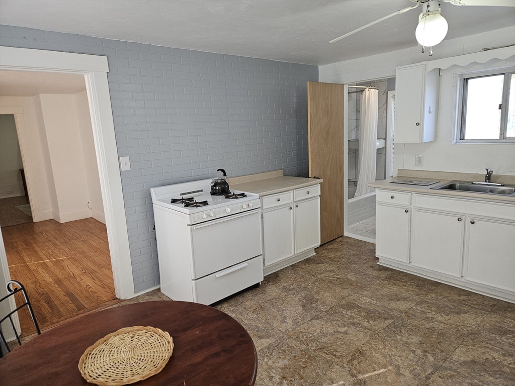 Framingham, Massachusetts 01702, United States, 2 Bedrooms Bedrooms, ,1 BathroomBathrooms,Residential,Active,82761