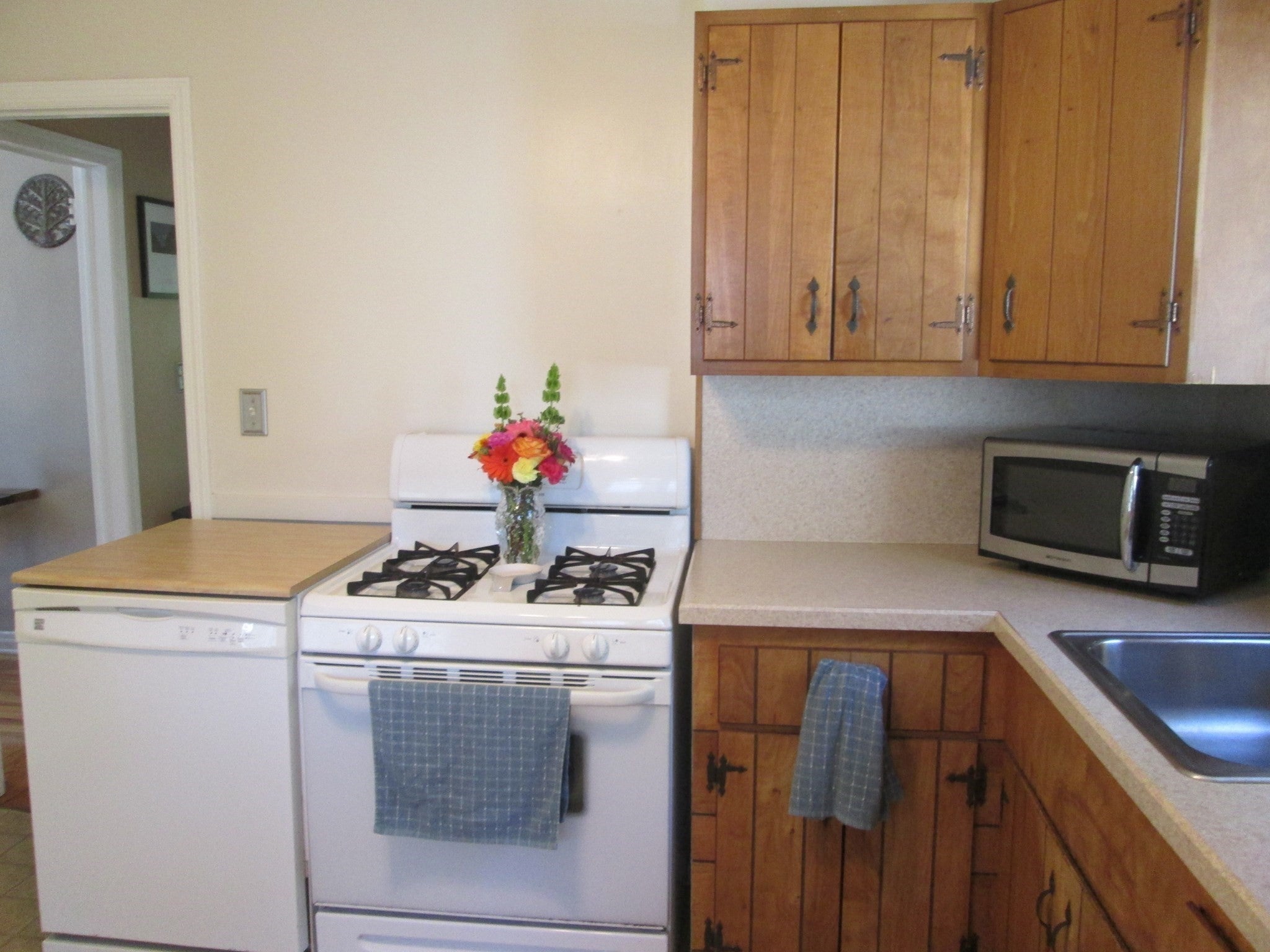 76 Surrey Rd, Springfield, MA Photo #9