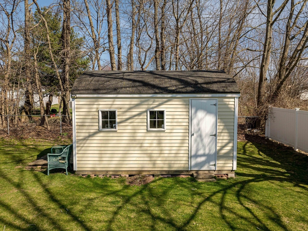 992 Lees River Ave