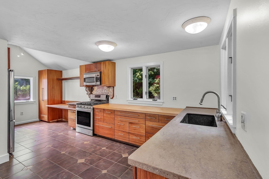 6 Forest Grove Ave