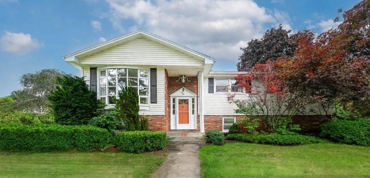 Photo of 36 Roman Dr, Shrewsbury, MA