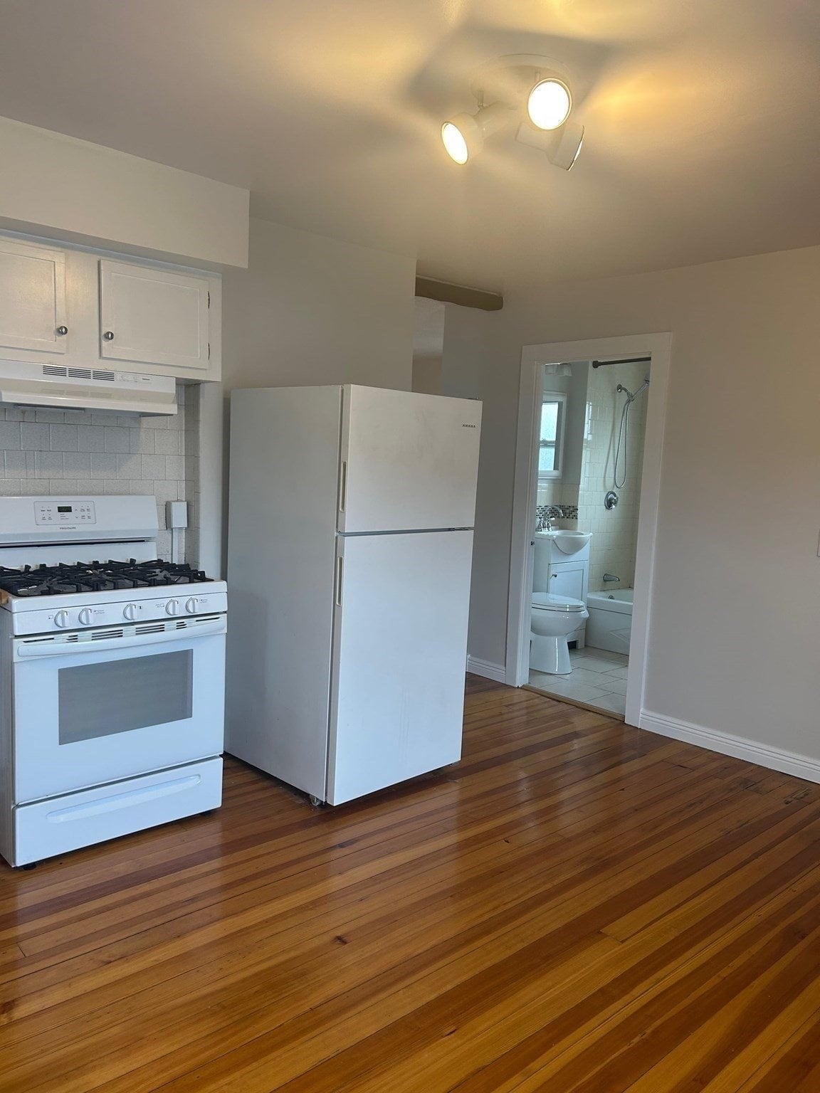 23 Roundy St #2, Beverly, MA, 23 Roundy St #2, Beverly, MA Photo #3