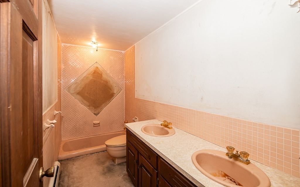 North Andover, Massachusetts 01845, United States, 3 Bedrooms Bedrooms, ,3 BathroomsBathrooms,Residential,Pending,117839