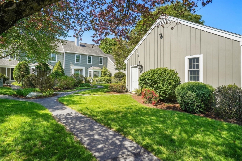 22 Floret Circle 22
