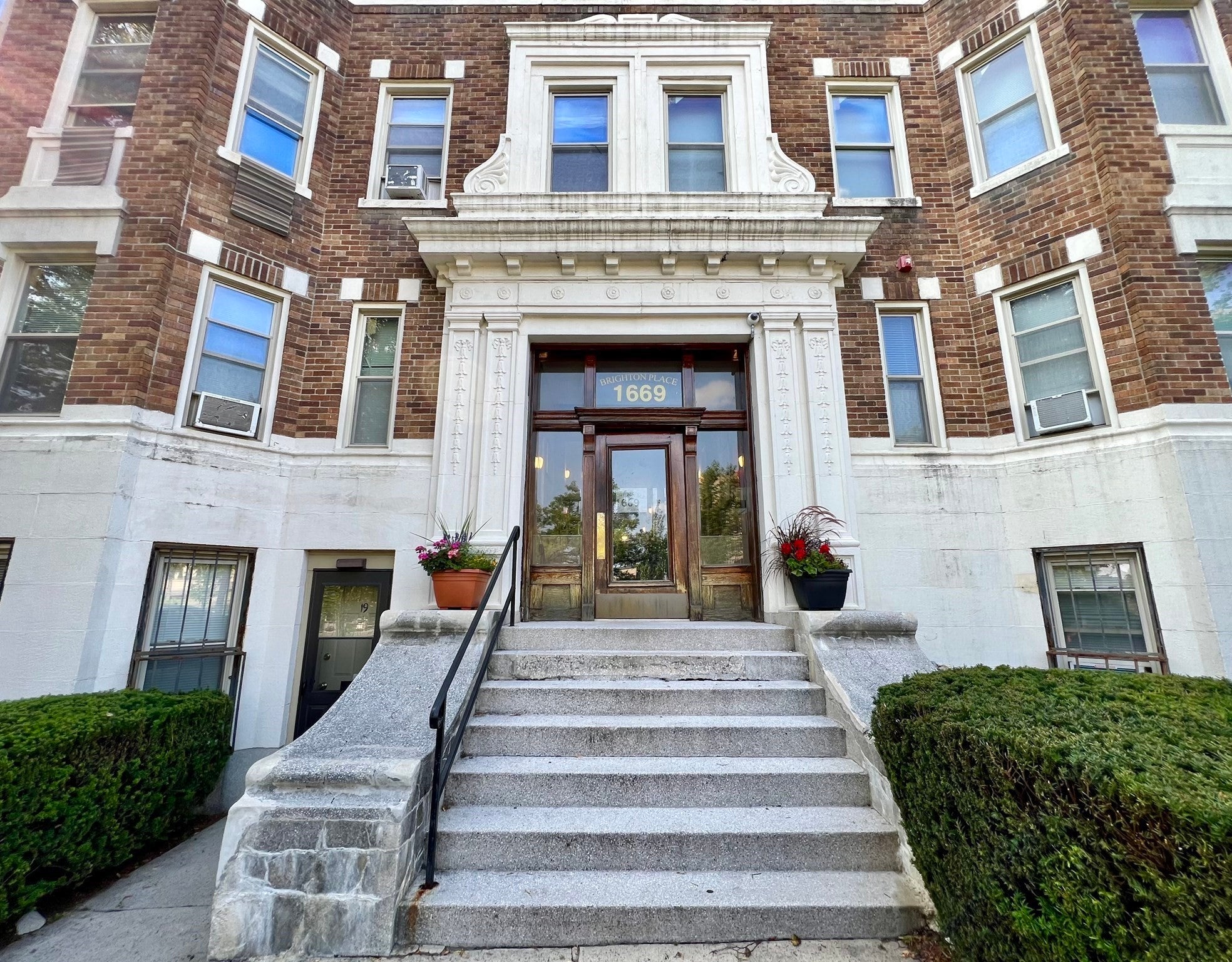1669 Commonwealth Ave